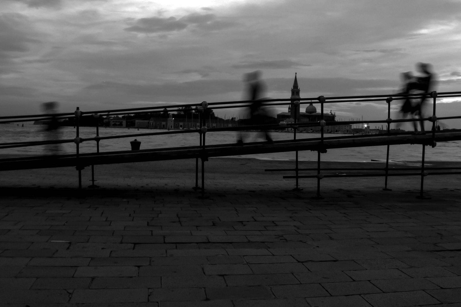 Ponteggio provvisorio a Venezia, immagine in bianco e nero di persone che passano sul ponte.